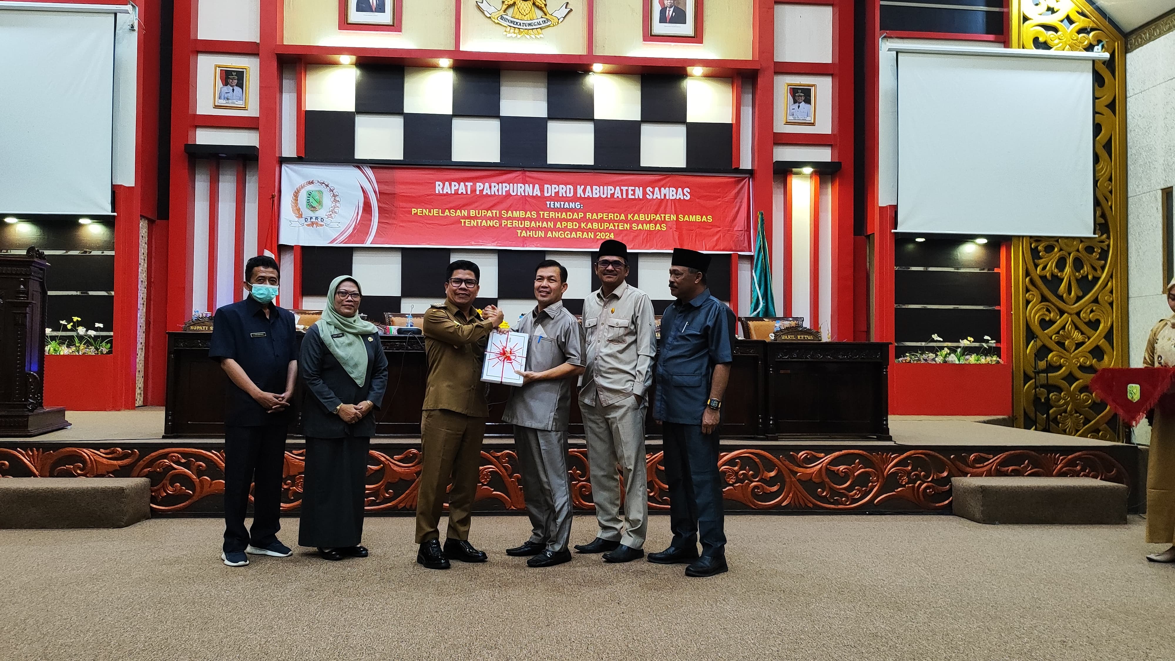 BUPATI SATONO JELASKAN RAPERDA PERUBAHAN APBD KAB.SAMBAS TAHUN ANGGARAN 2024 PADA RAPAT PARIPURNA DPRD KAB.SAMBAS