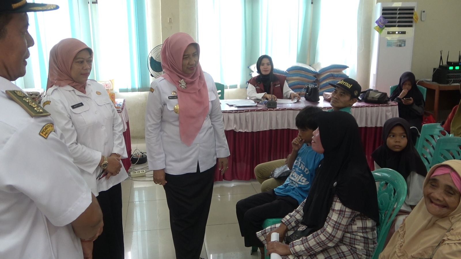 PJS BUPATI SAMBAS MENYAKSIKAN PEMBAGIAN PAKET SEMBAKO BANTUAN KEMENSOS RI DI KANTOR CAMAT SAMBAS