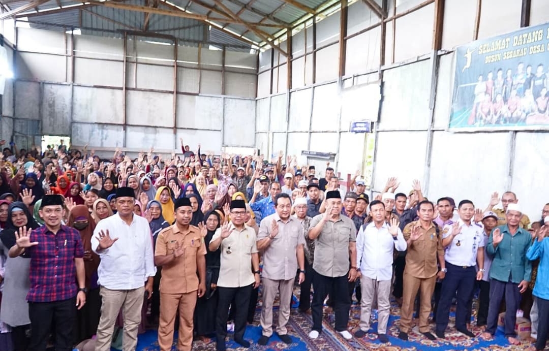 Bupati Sambas H. Satono, S. Sos. I. MH Dampingi Anggota DPR-RI Komisi V  H. Yuliansyah, S. E., Dalam Kunjungan kerja di Desa Gapura