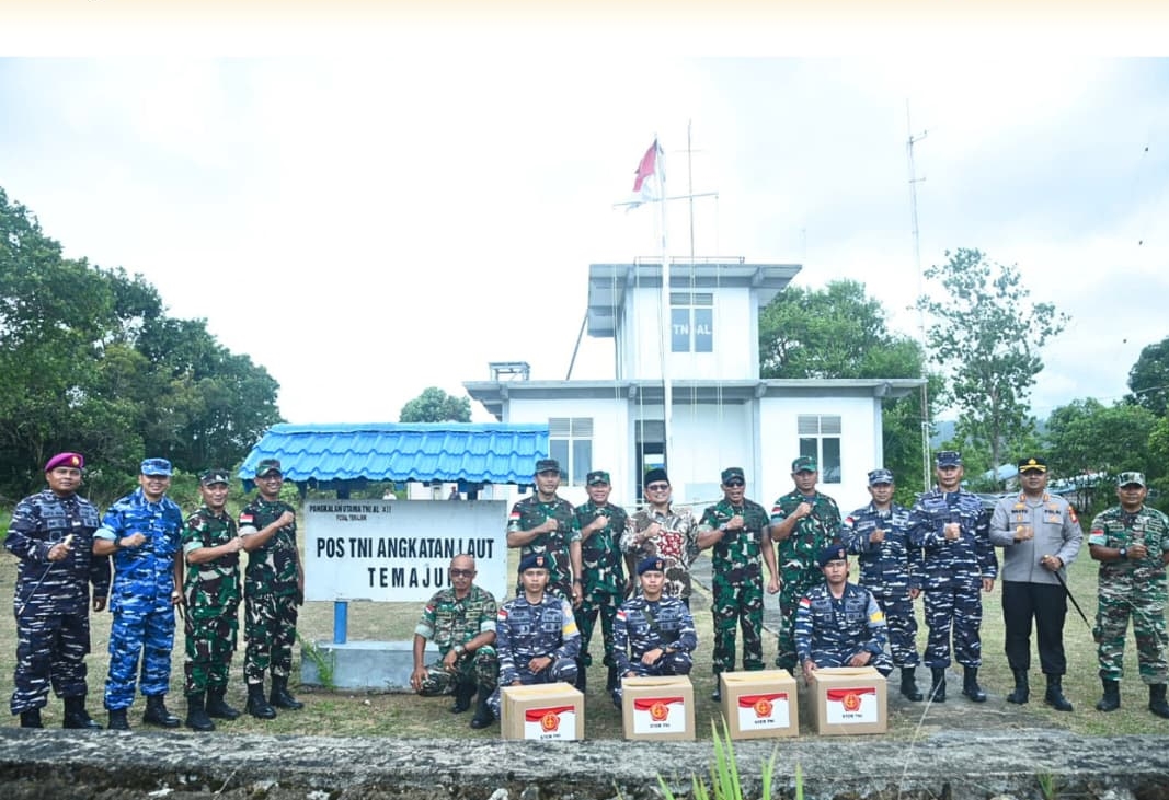 Wakil Bupati Sambas H. Heroaldi Djuhardi Alwi, ST., MT., Dampingi Wakil Asisten Teritorial Panglima TNI Brigjen TNI (Mar) Bambang Hadi Suseno, SE, MM., Dalam Kunjungan Kerja Desa Temajuk