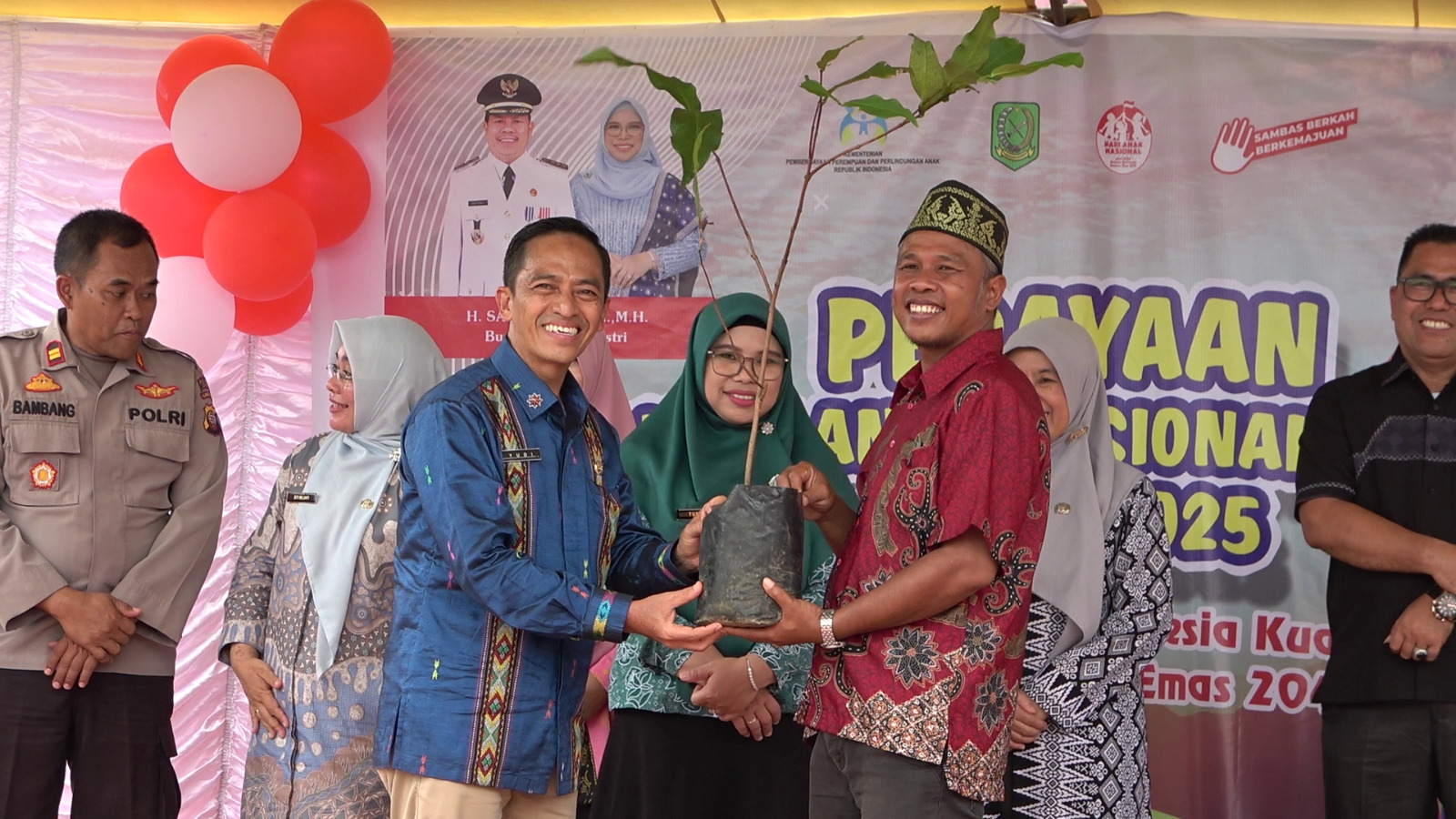 Asisten Pemerintahan dan Kesejahteraan Rakyat Lantik Pengurus Forum Anak Daerah Kabupaten Samba
