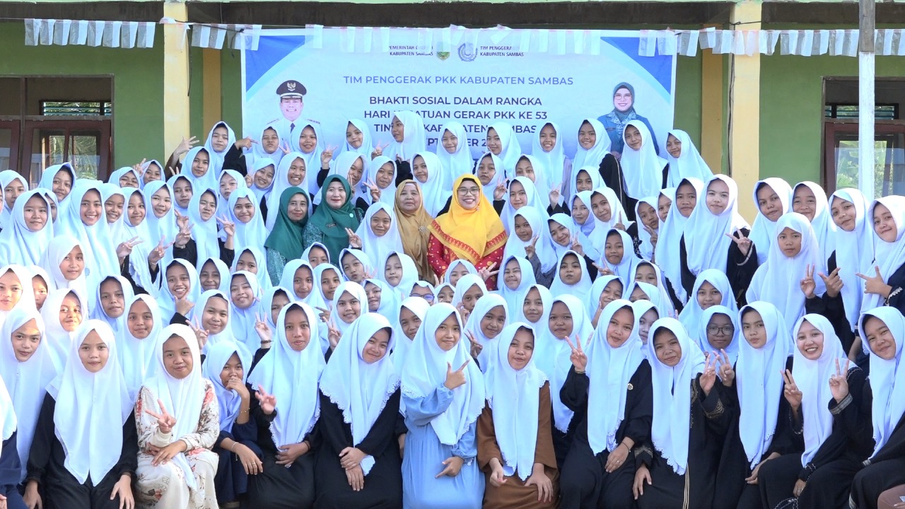 BHAKTI SOSIAL DALAM RANGKA HARI KESATUAN GERAK PKK KE 53 TINGKAT KABUPATEN SAMBAS, YUNISA BERSAMA PENGURUS KUNJUNGI PONPES HUSNUL MUBARAK