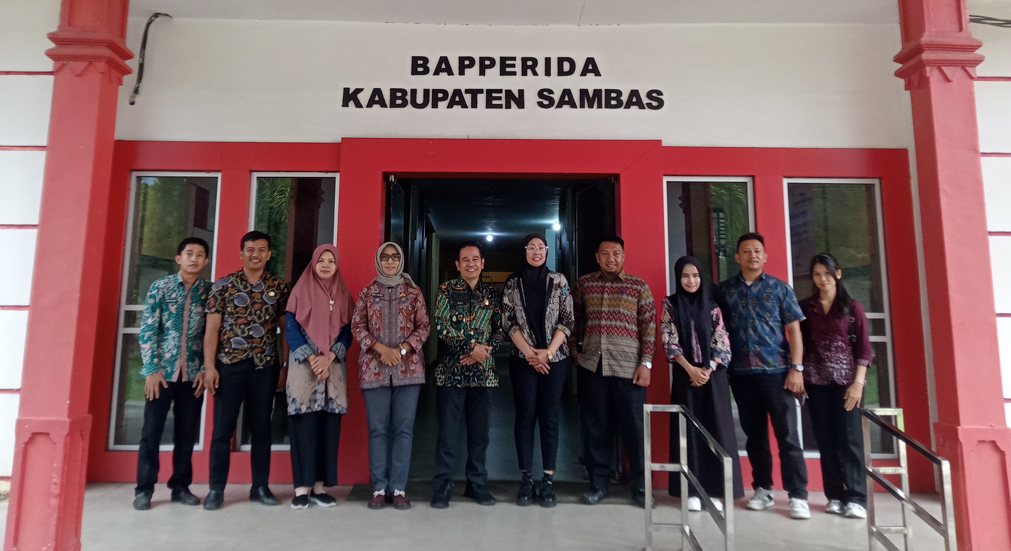 Bahas Studi Tiru Inovasi Daerah, BAPPERIDA Kabupaten Sambas Terima Kunker Bappeda Litbang Kabupaten Kubu Raya