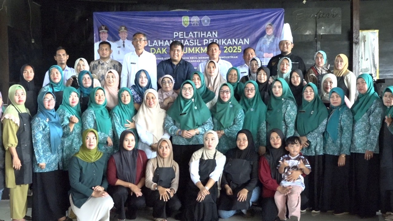 SEBAGAI SARANA PROMOSI HASIL PERIKANAN, YUNISA BUKA PELATIHAN HASIL OLAHAN PERIKANAN DI TEMAJUK
