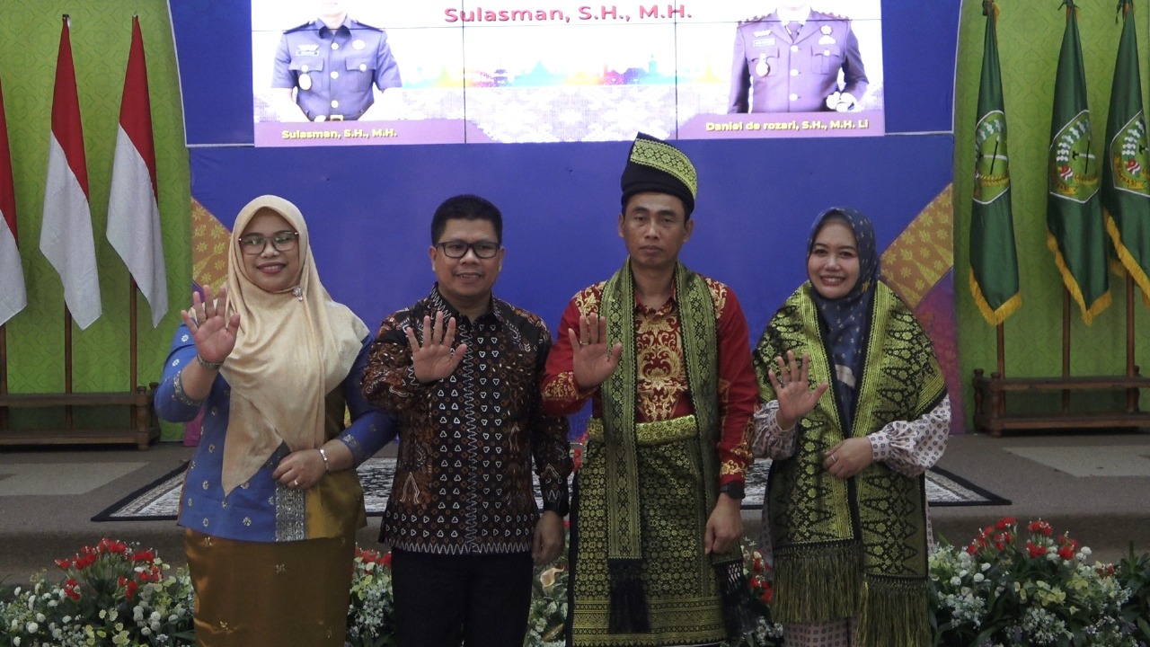 SERAH TERIMA KAJARI SAMBAS: BUPATI SATONO UCAPKAN TERIMA KASIH DAN SAMBUT SINERGI BARU