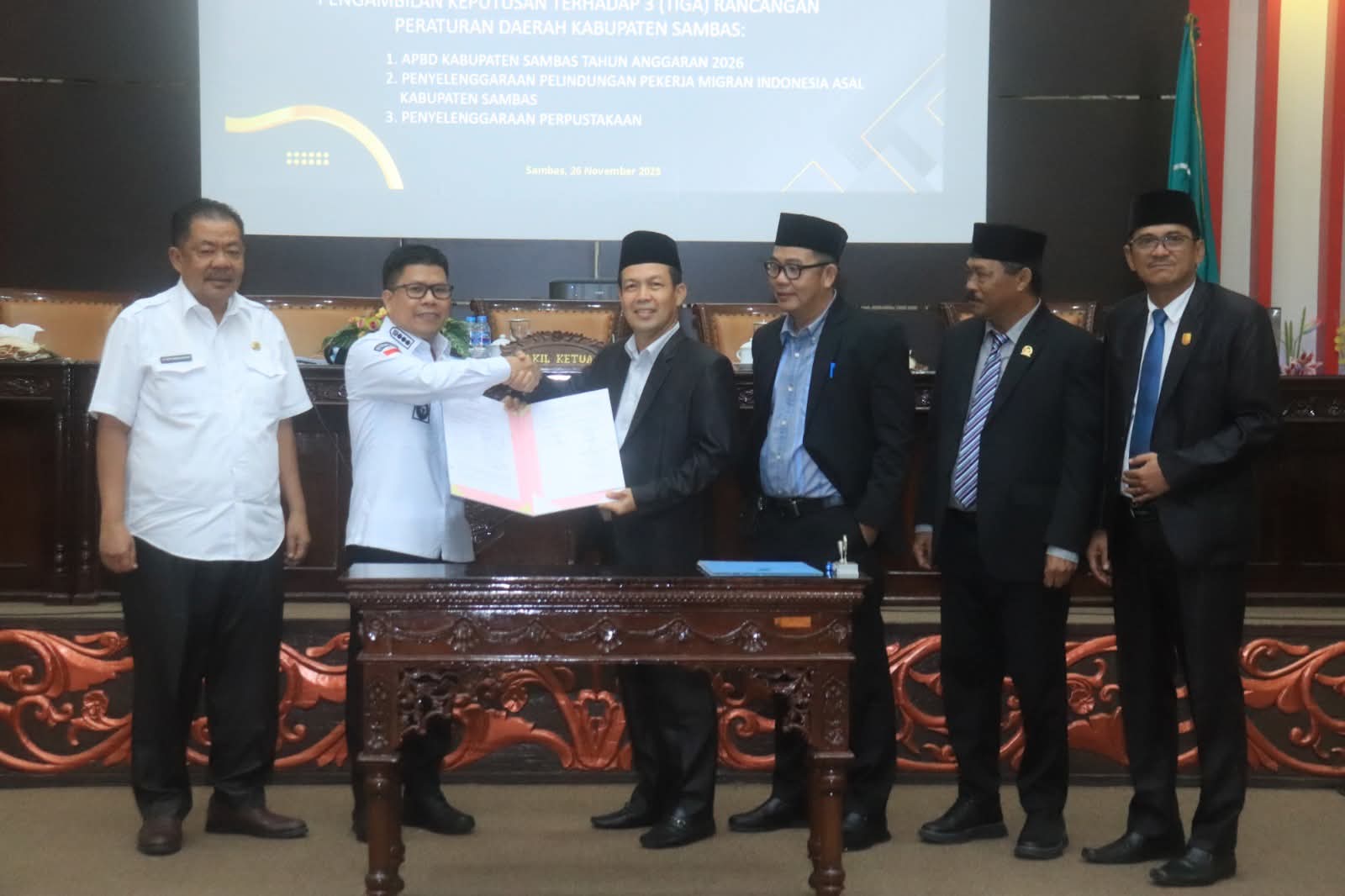 Bupati Satono Sampaikan Pendapat Akhir Tiga Raperda yang Disetujui DPRD Sambas