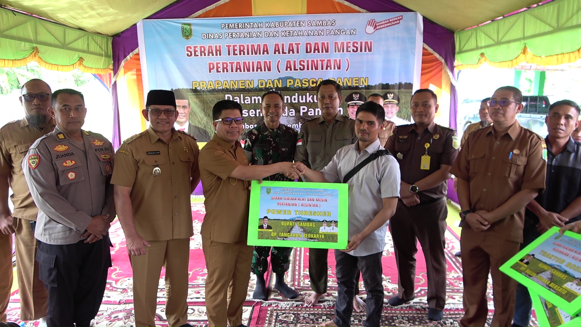 Bupati Sambas, Satono Salurkan Bantuan Alsintan Dalam Upaya Percepatan Swasembada Pangan