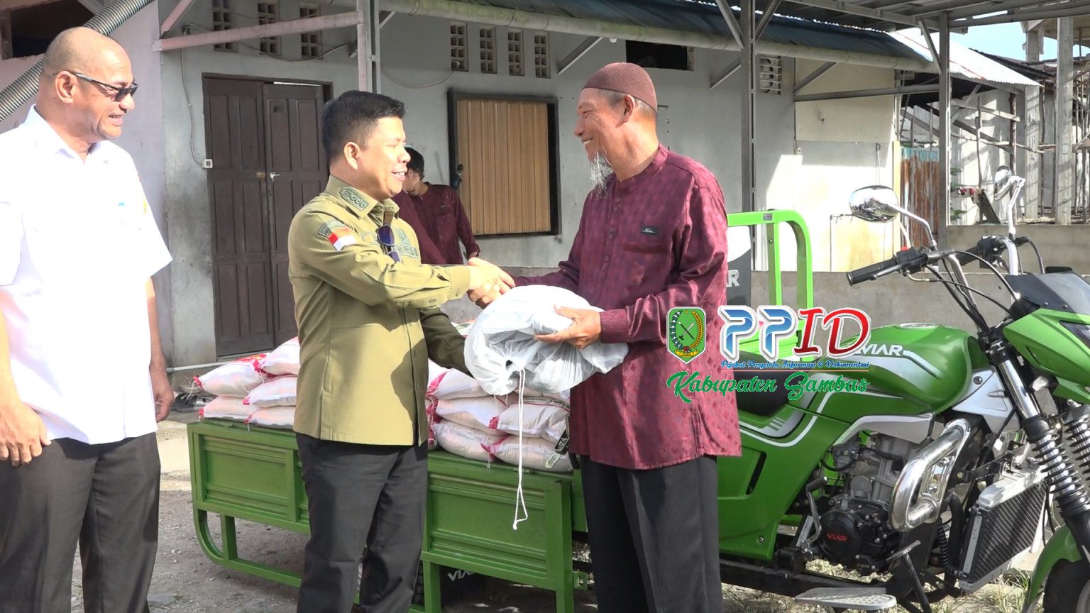 Dukung Operasional Pesantren, Bupati Satono Serahkan Bantuan Tosa ke PP Al-Furqon Tebas