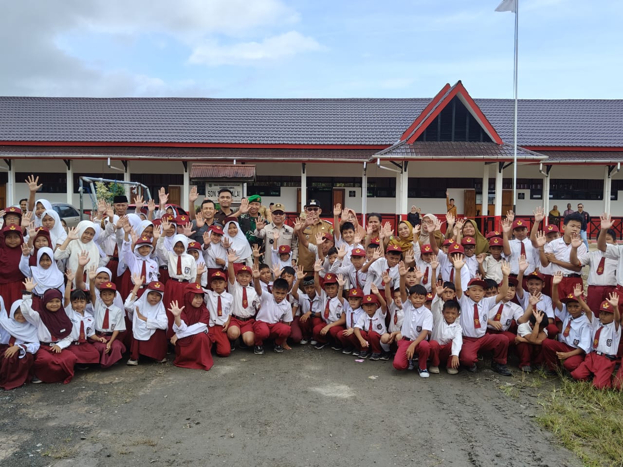 TINGKATKAN KUALITAS PENDIDIKAN, BUPATI SATONO DAN WABUP HEROALDI RESMIKAN REVITALISASI SDN 3 SEMPALAI