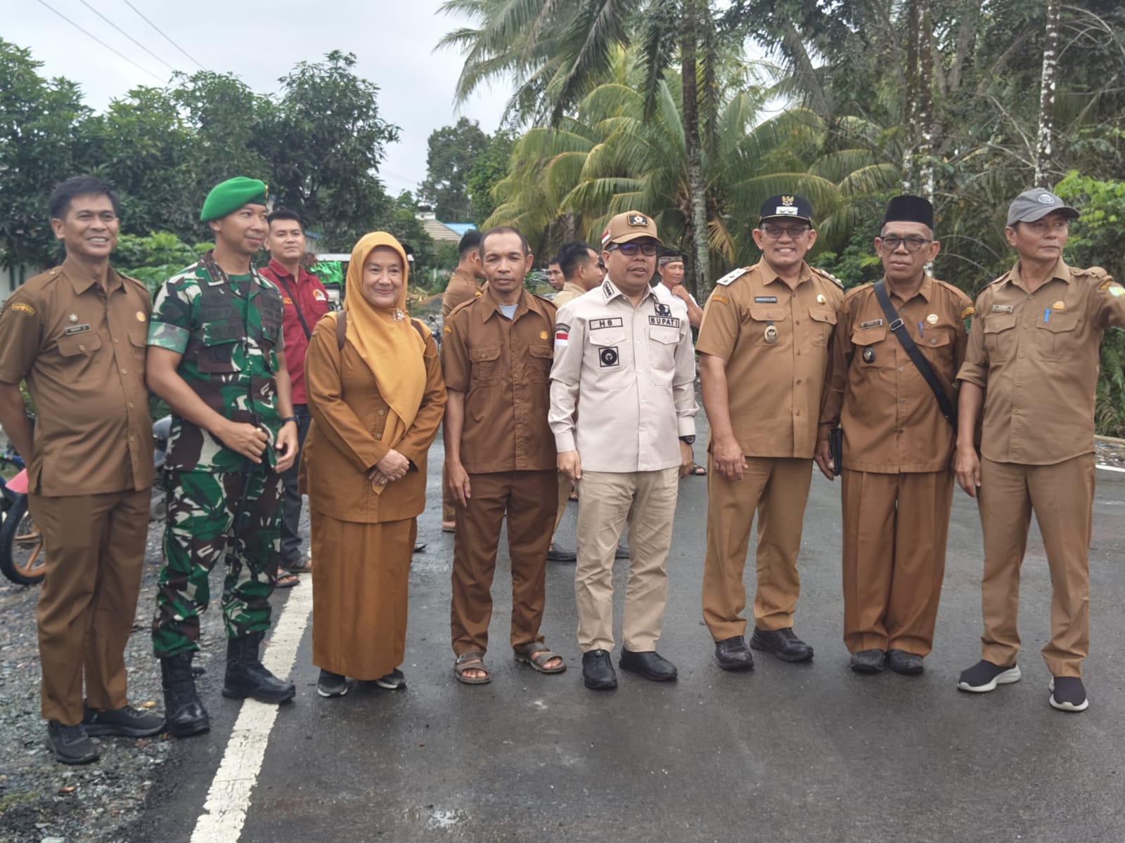 AKSELERASI INFRASTRUKTUR PERDESAAN: BUPATI SATONO DAN WABUP HEROALDI RESMIKAN JALAN DI TEKARANG DAN DI TELUK KERAMAT