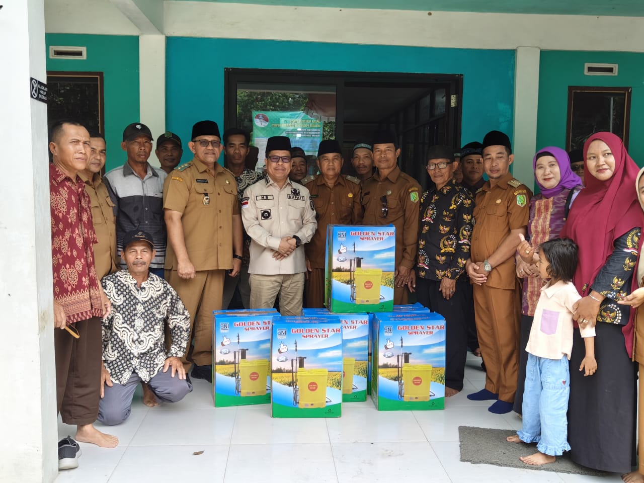 DUKUNG PRODUKTIVITAS PERTANIAN, BUPATI SATONO SERAHKAN BANTUAN HANDSPRAYER KEPADA KELOMPOK TANI DESA SEMPADIAN
