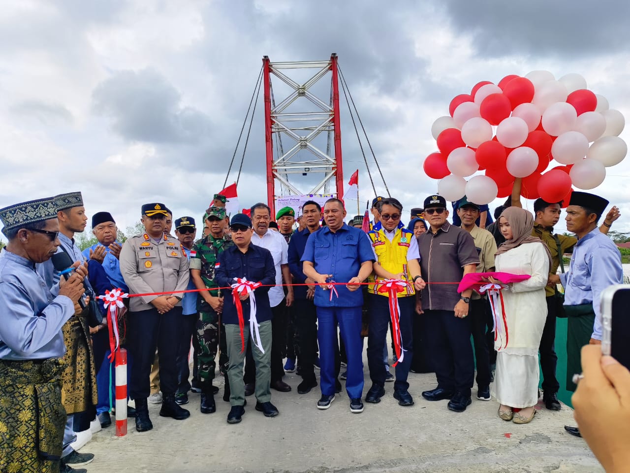 JEMBATAN GANTUNG SEBAWI–SEBANGUN DIRESMIKAN, PERKUAT AKSES ANTARWILAYAH DAN AKTIVITAS MASYARAKAT