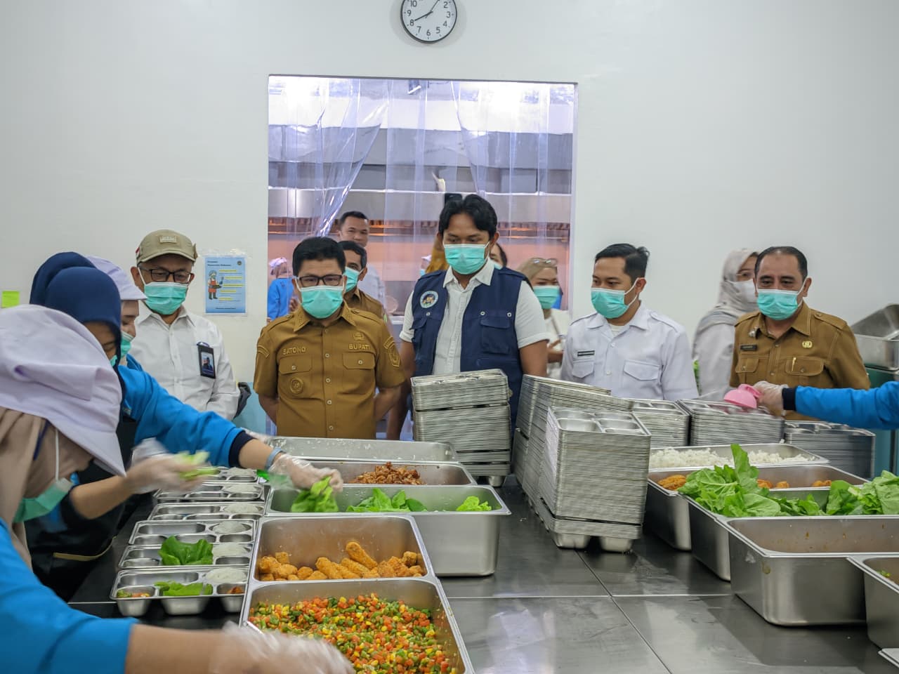 PERKUAT TATA KELOLA PROGRAM MAKAN BERGIZI GRATIS, KEPALA BPKP KALBAR TINJAU DAPUR SATUAN PELAYANAN DI SAMBAS