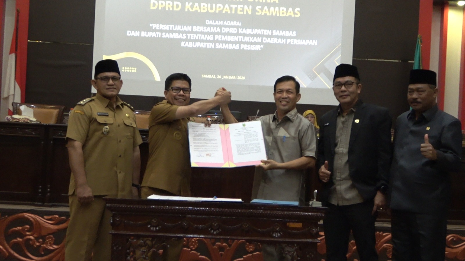 KESEPAKATAN PEMBENTUKAN DAERAH PERSIAPAN KSP DI TEKEN BUPATI – DPRD, TEGASKAN KOMITMEN PENUH BUPATI SATONO