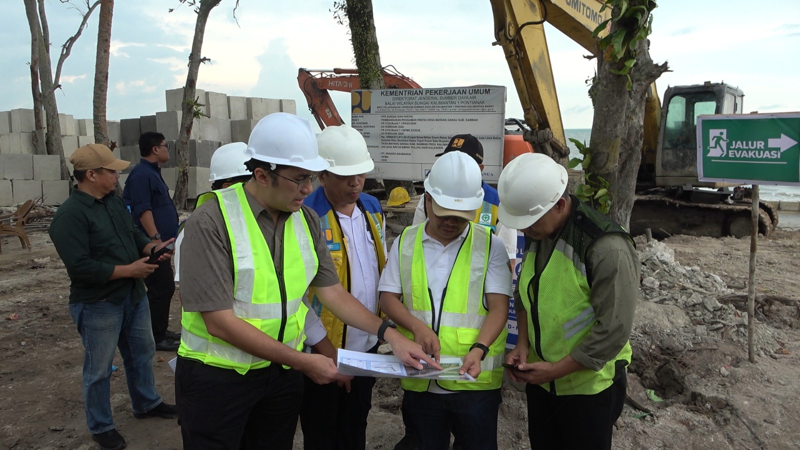 Dari Aspirasi Warga Menjadi Aksi Nyata, Bupati Sambas dan Stafsus Menko Infrastruktur Tinjau Pembangunan Sea Wall Matang Danau