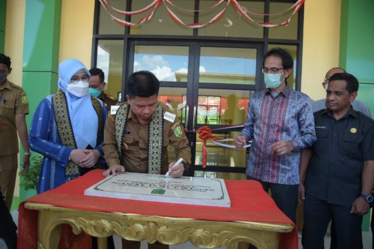 Bupati Resmikan Rumah Sentral Tenun