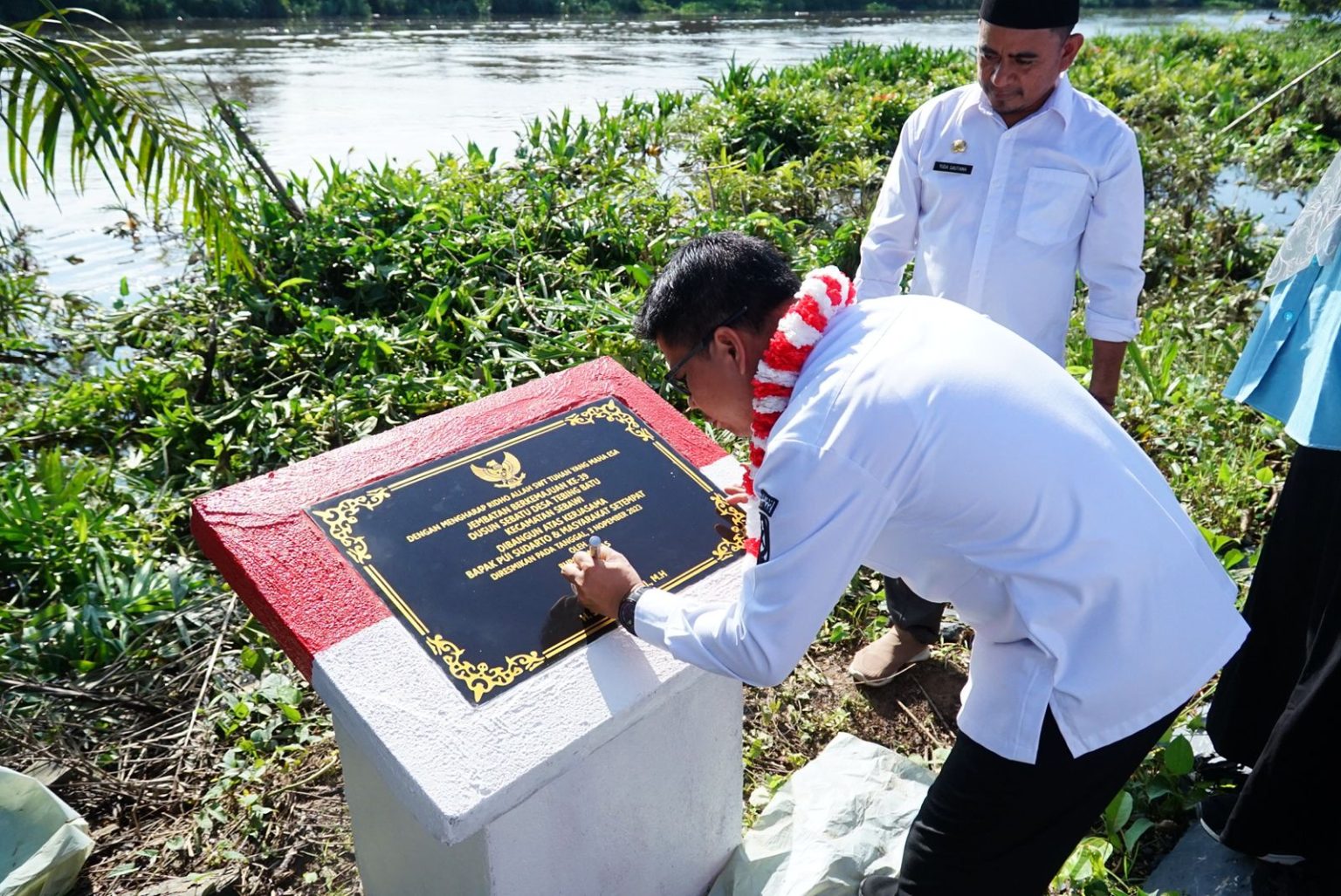 Bupati Sambas Resmikan Jembatan Berkemajuan Ke 39 di Dusun Sebatuk Barat
