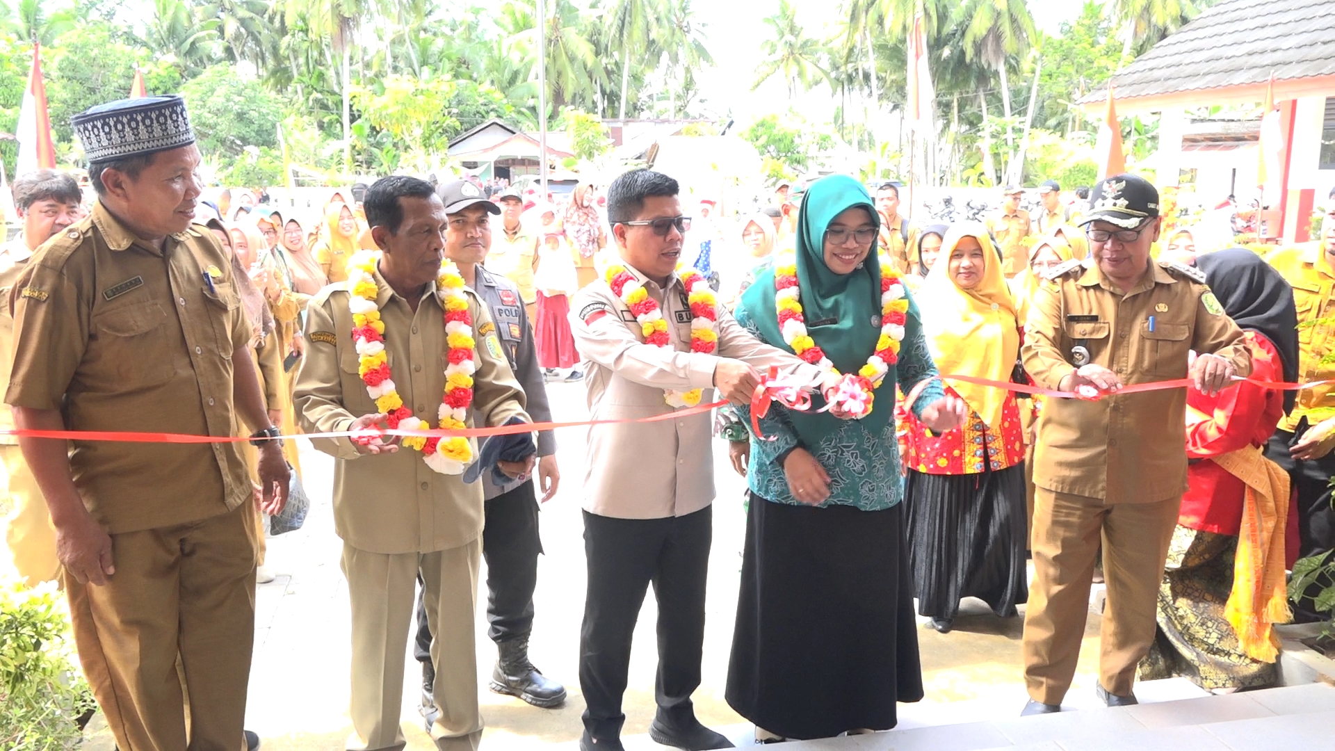 ATENSI DARI PEMDA SAMBAS, BUPATI SATONO PERESMIAN 2 GEDUNG SEKOLAH BARU DESA SARANG BURUNG KOLAM