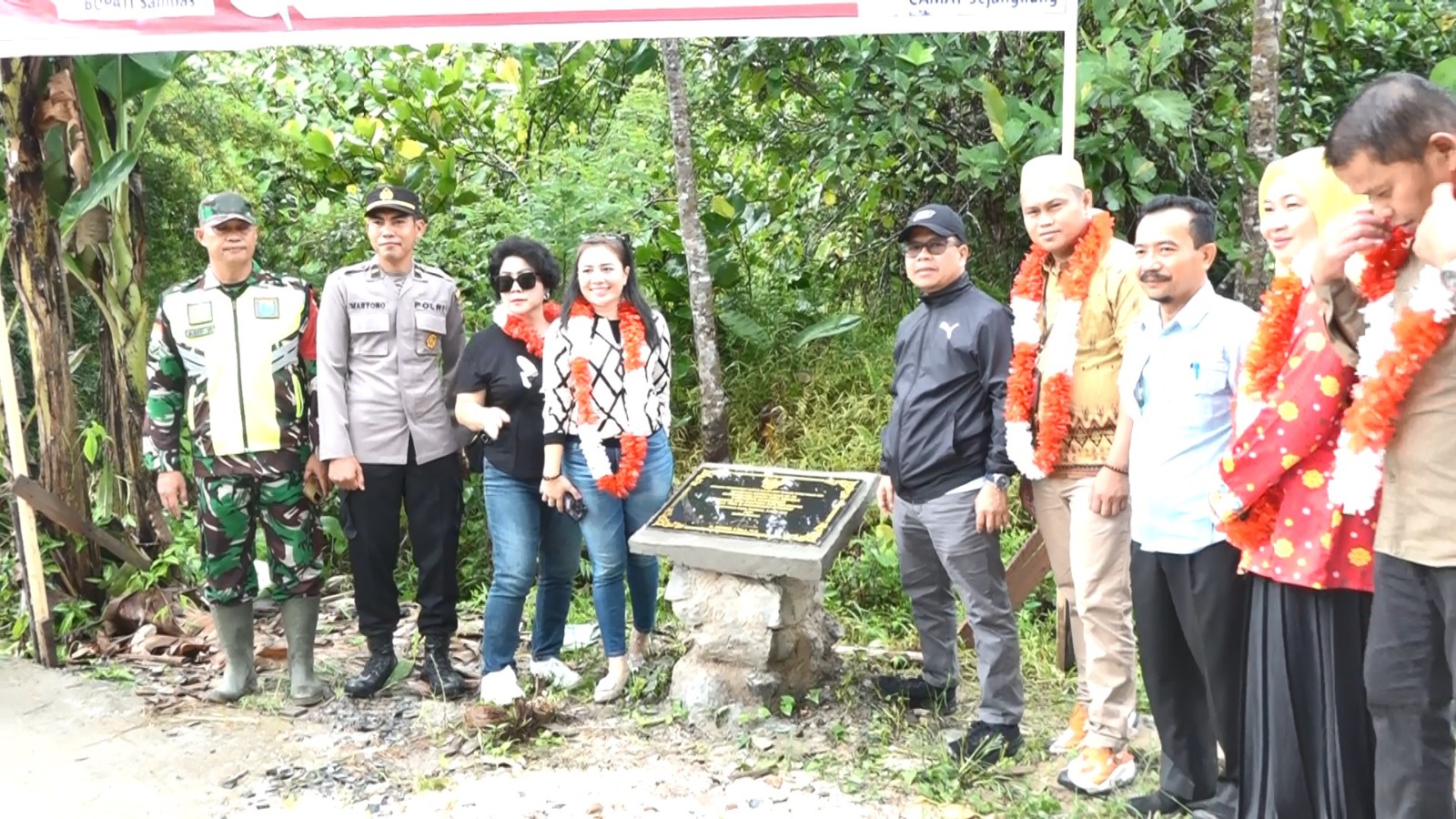 DISAMBUT MUSIK TANJIDOR, BUPATI SATONO RESMIKAN JEMBATAN BERKEMAJUAN 50 SEKUDUK